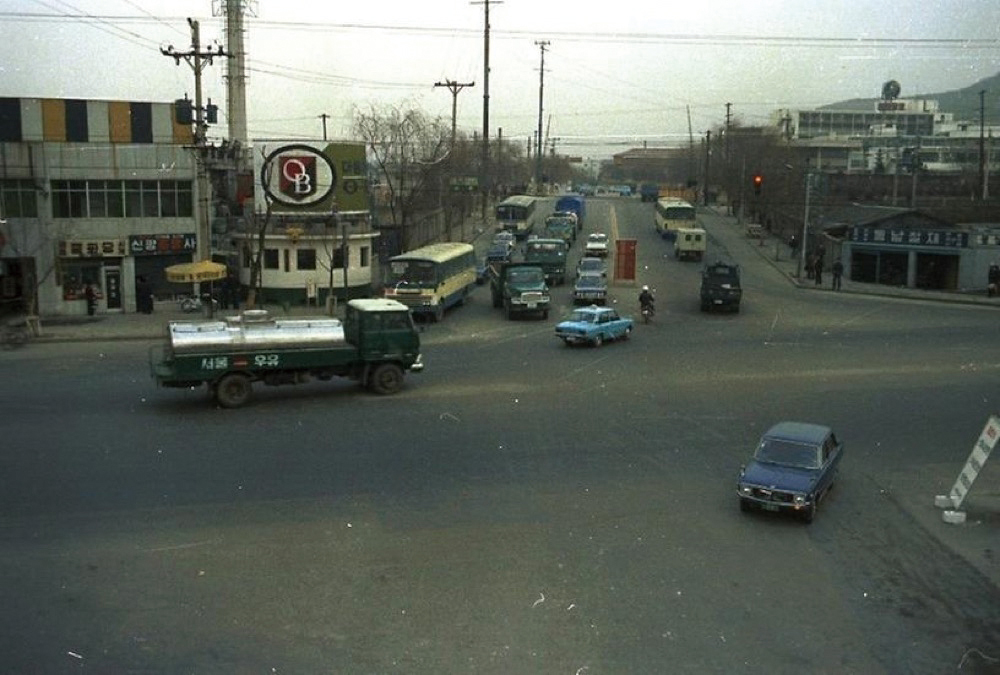 1976, 통일로 경관과 간판들