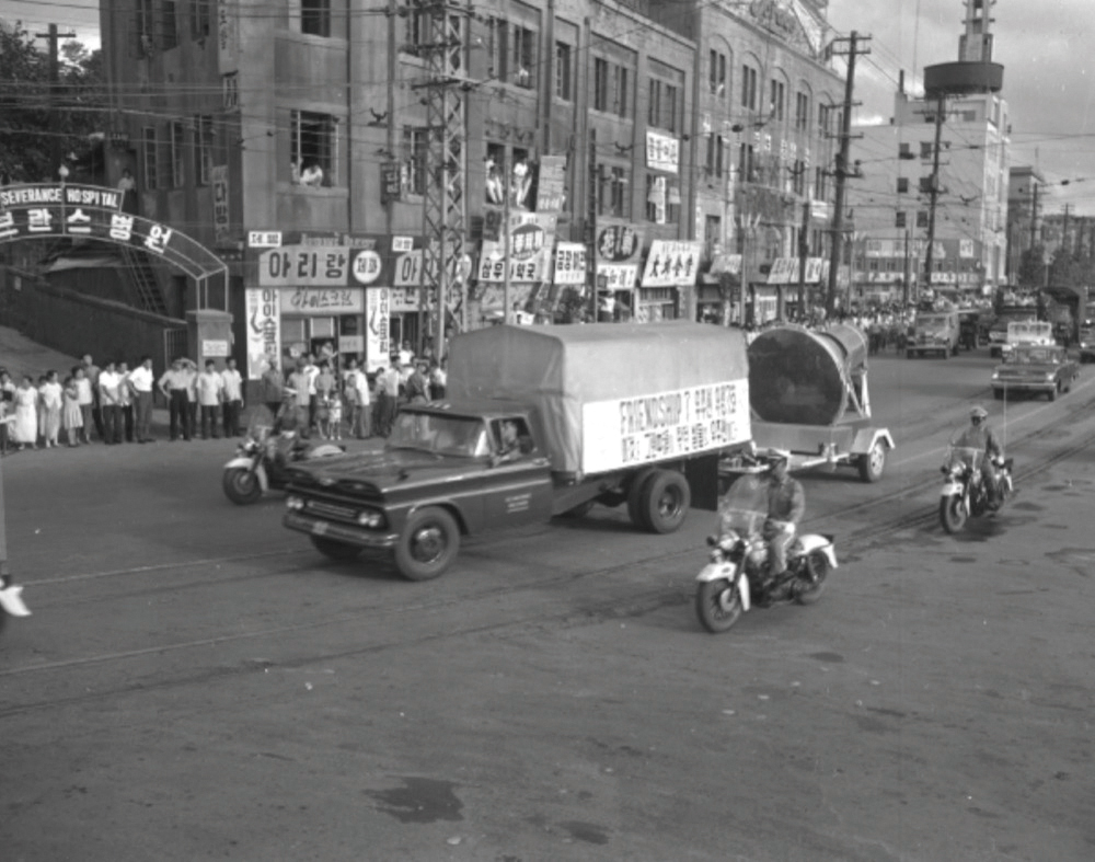 1962, 세브란스병원과인근점포들의벽면이용간판